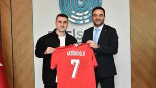 Kerem Aktürkoğlu’ndan Başkan Özlü’ye forma hediyesi