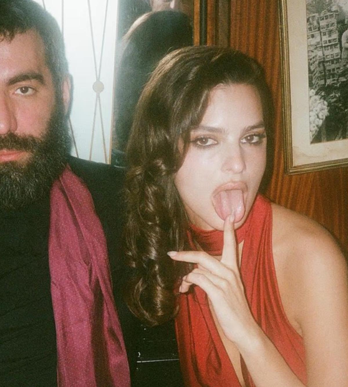 Emily Ratajkowski yeni aşkıyla otel odasında! Cesur pozlar 1