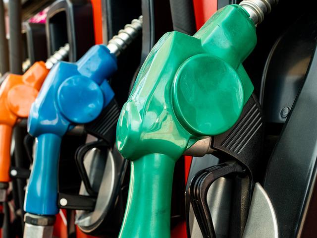 Petrol fiyatı sert d&uuml;şt&uuml;: Benzin ve motorinde b&uuml;y&uuml;k indirim beklentisi