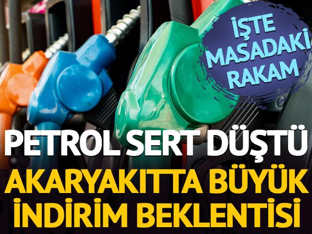 Petrol fiyatı sert d&uuml;şt&uuml;: Benzin ve motorinde b&uuml;y&uuml;k indirim beklentisi