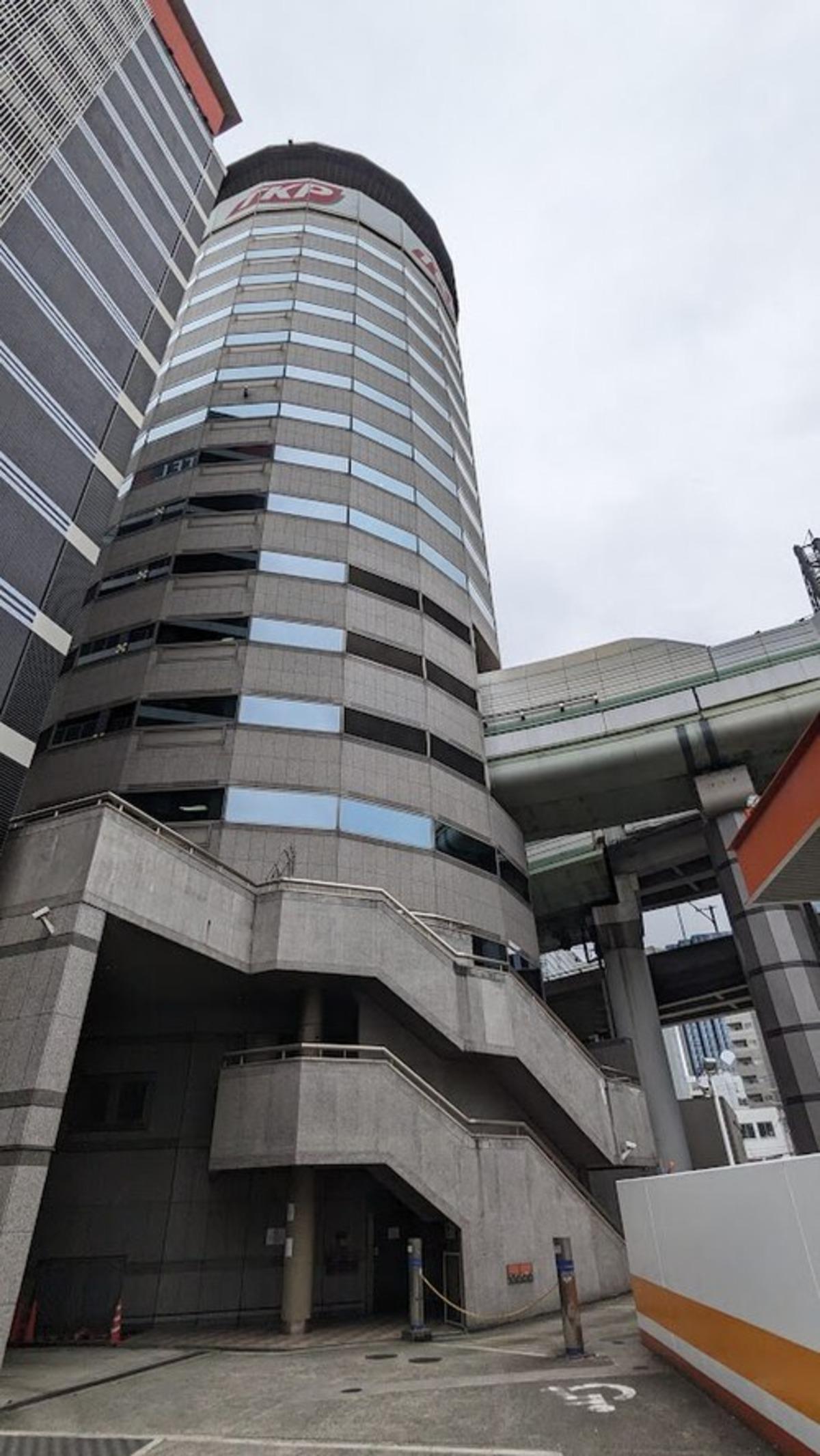 Binanın tam ortasından otoyol geçiyor! Bu yapı görenleri şaşkına çeviriyor 3