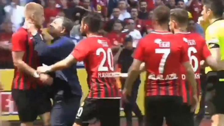 Yılmaz Vural, futbolcusu Semih Güler'in boğazına yapıştı!