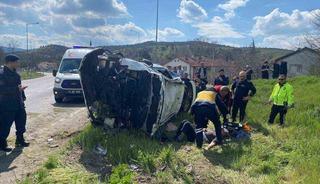 Otomobil devrildi: 2 kişi yaralandı