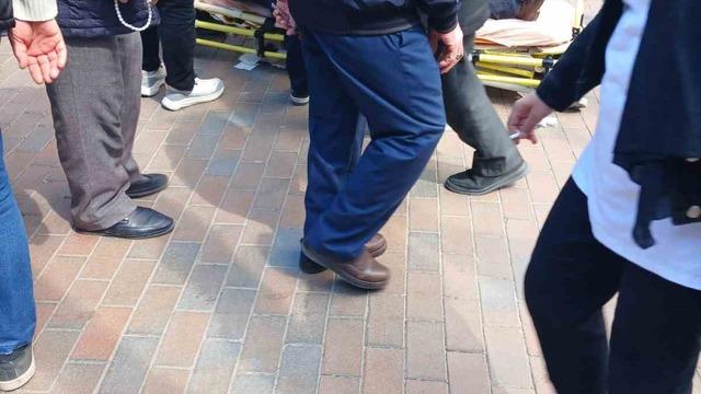 Düşerek yaralanan adama sağlık ekipleri müdahale etti