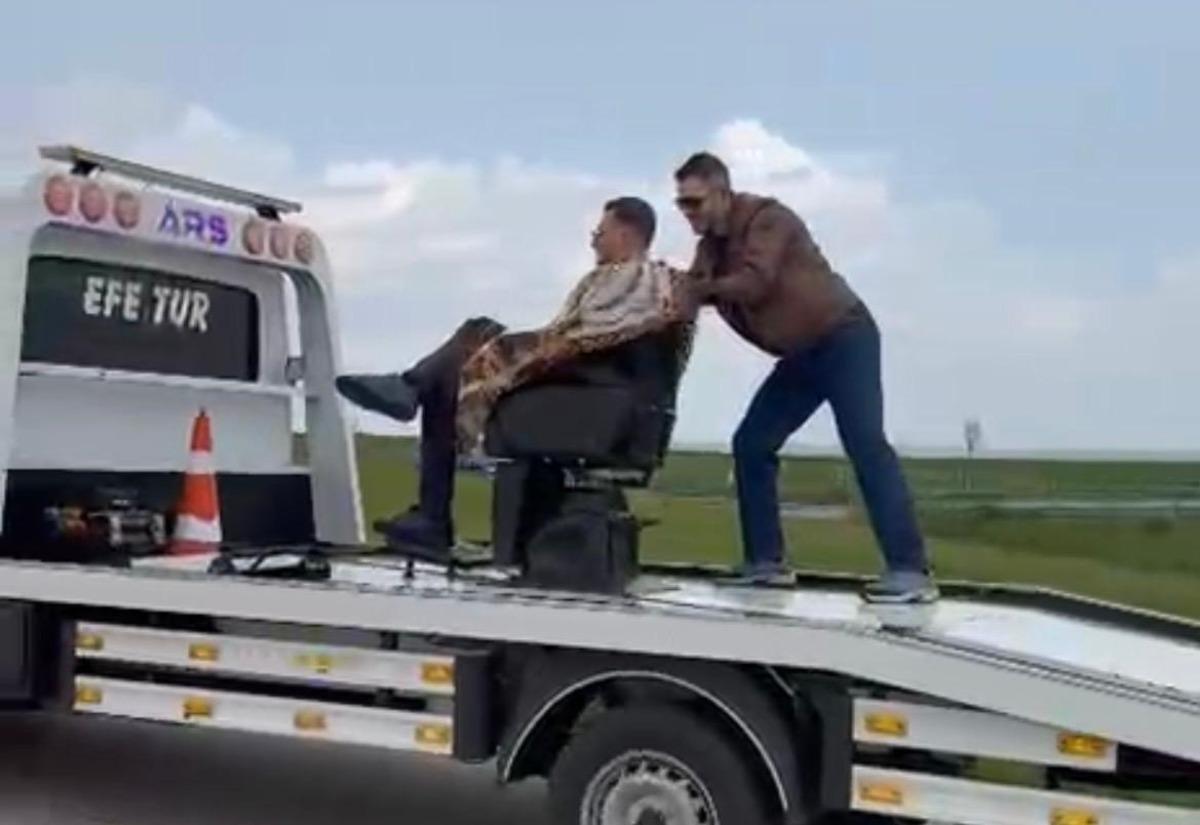 Tekirdağ da şaşırtan olay: M&uuml;şterisini &ccedil;ekici &uuml;zerinde traş etti 1