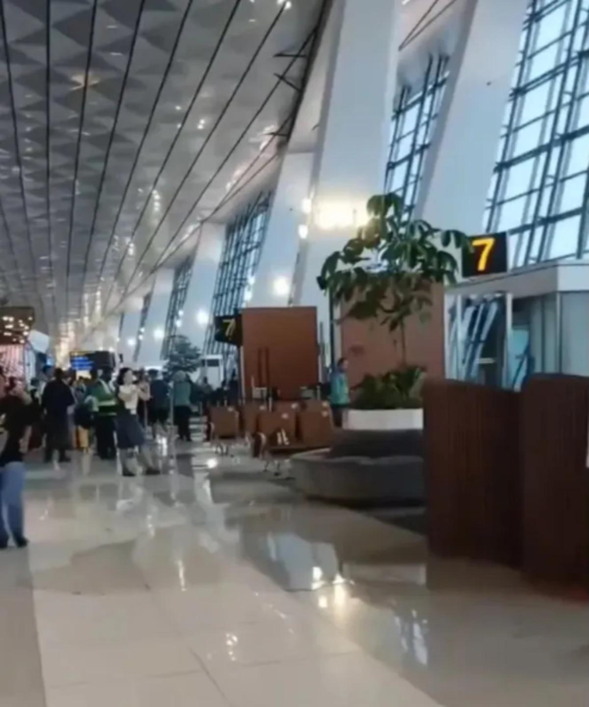 Havaalanında şelale paniği! Tavan müşterilerin üzerine çöktü 1