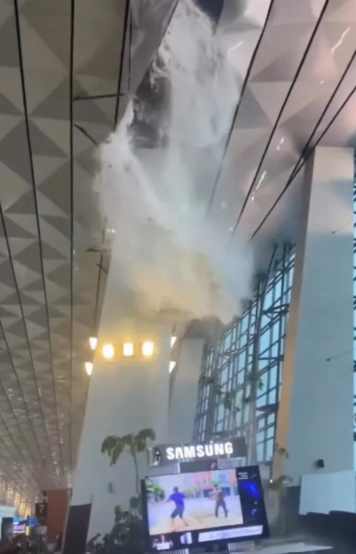 Havaalanında şelale paniği! Tavan müşterilerin üzerine çöktü 2