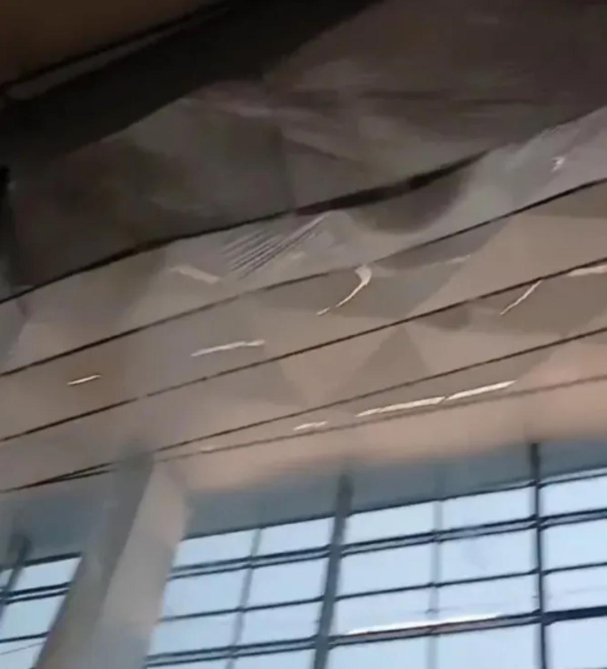 Havaalanında şelale paniği! Tavan müşterilerin üzerine çöktü 3