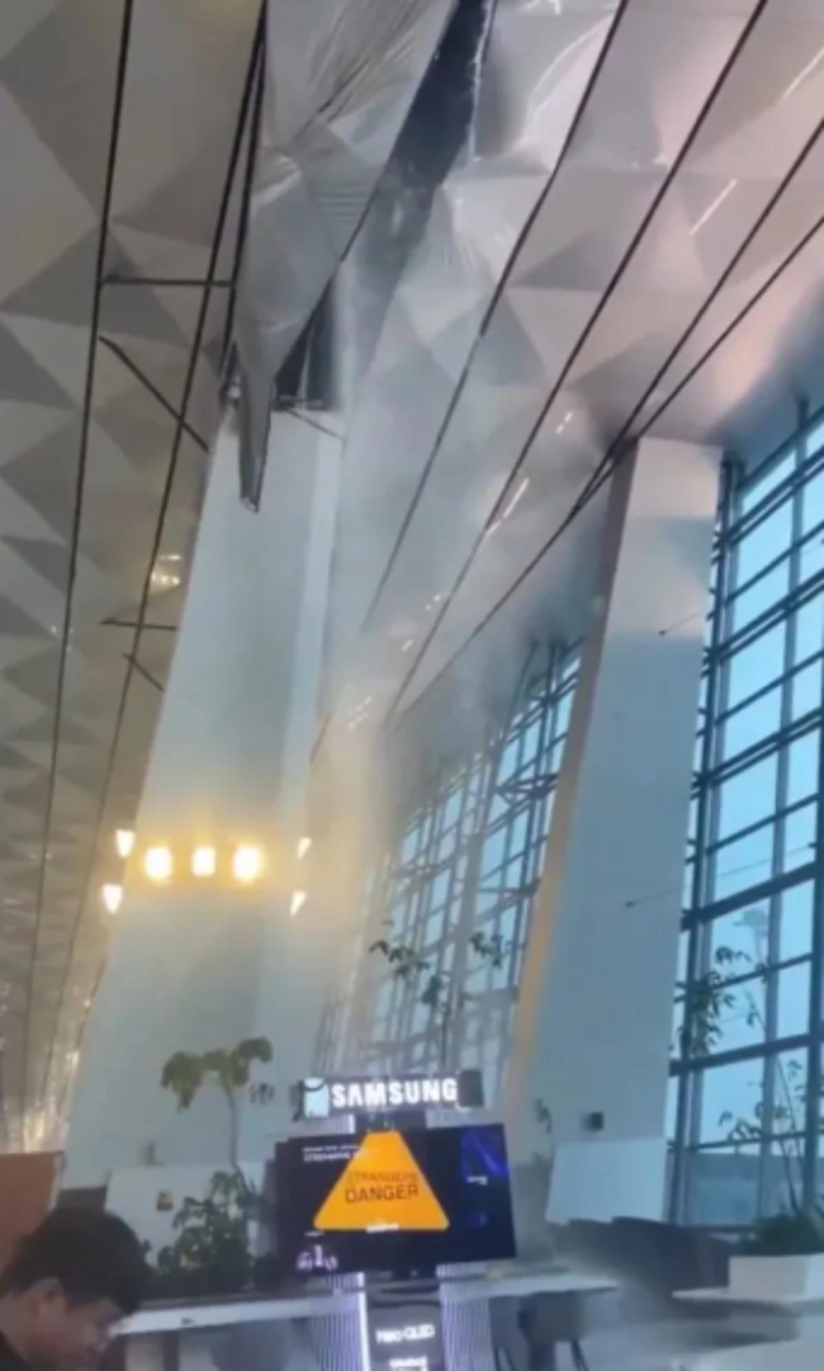 Havaalanında şelale paniği! Tavan müşterilerin üzerine çöktü 4