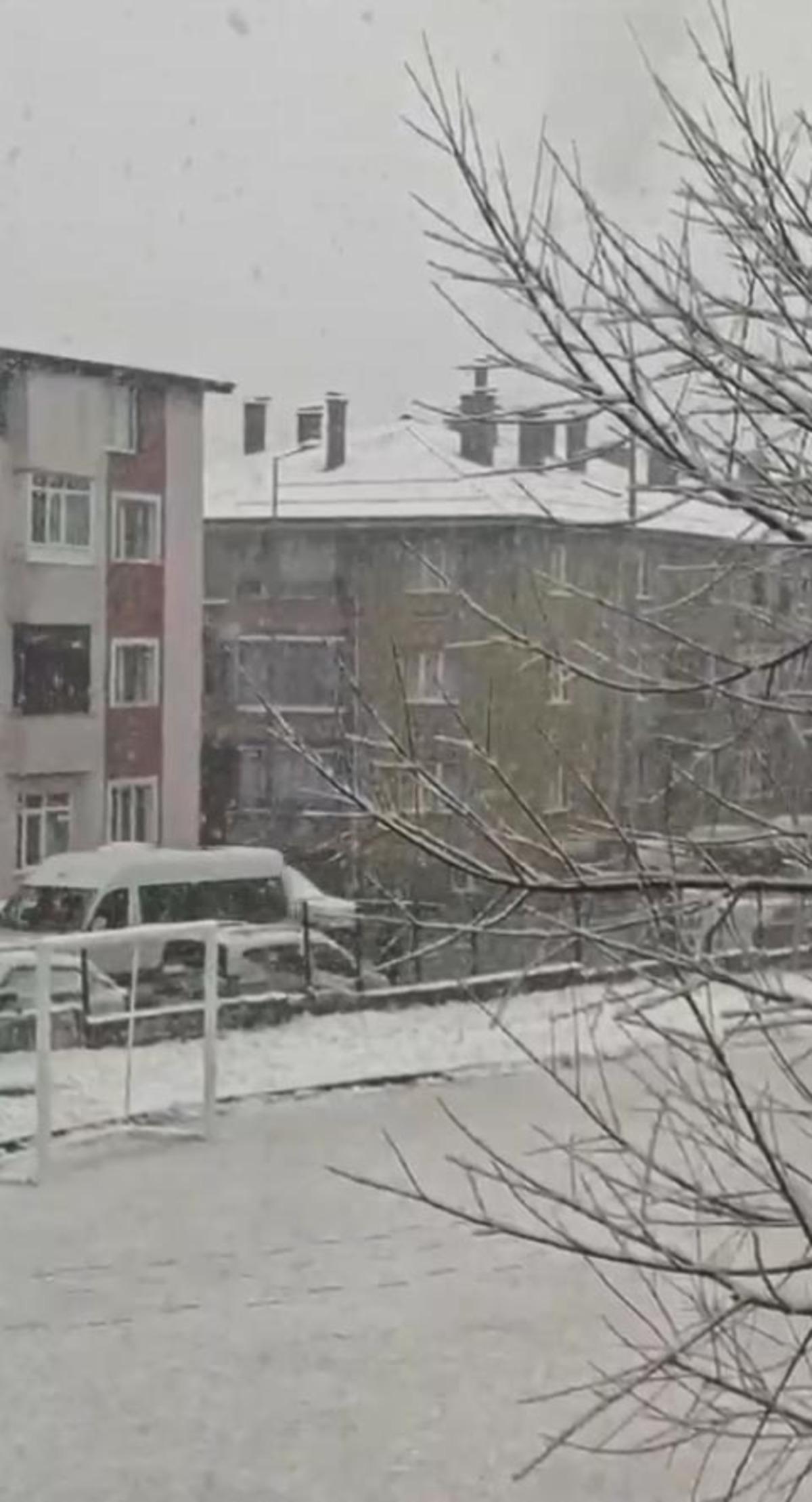 Nisan ayında kar s&uuml;rprizi! Bir&ccedil;ok ilimiz beyaza b&uuml;r&uuml;nd&uuml;: İşte yurttan kartpostallık g&ouml;r&uuml;nt&uuml;ler! 9