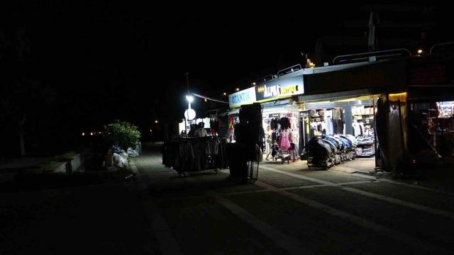 Turizm merkezinde karanlık yol sitemi 3