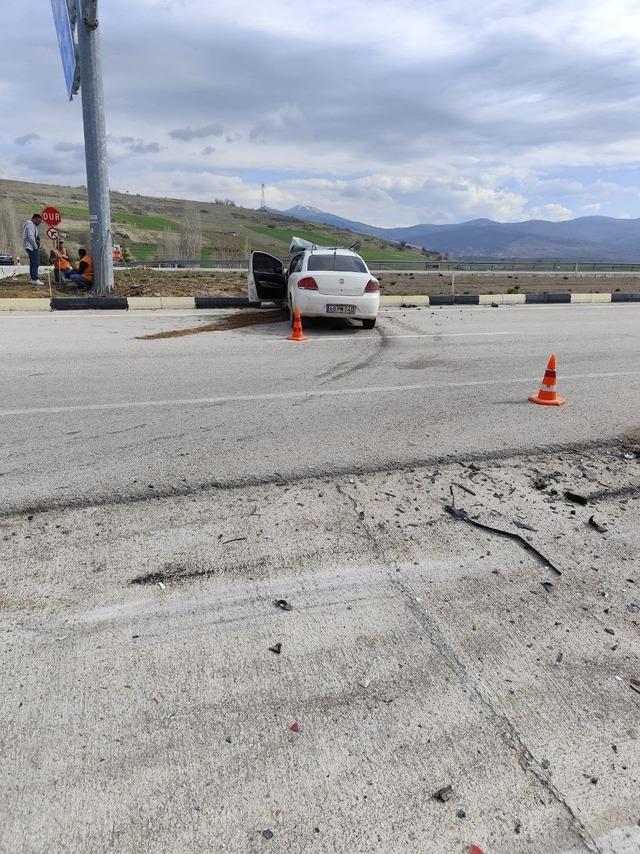 Park halindeki kamyonete çarpan otomobil hurdaya döndü: 1 yaralı 3