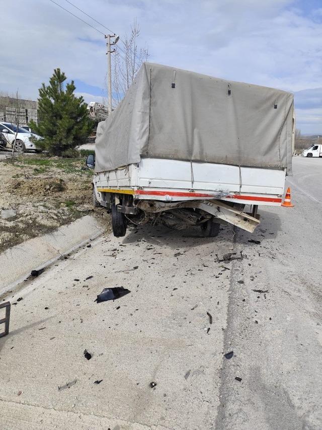 Park halindeki kamyonete çarpan otomobil hurdaya döndü: 1 yaralı 2