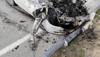 Park halindeki kamyonete çarpan otomobil hurdaya döndü