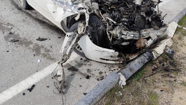 Park halindeki kamyonete çarpan otomobil hurdaya döndü: 1 yaralı