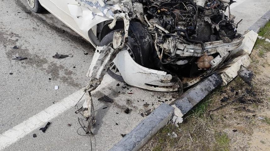 Park halindeki kamyonete &ccedil;arpan otomobil hurdaya d&ouml;nd&uuml;: 1 yaralı