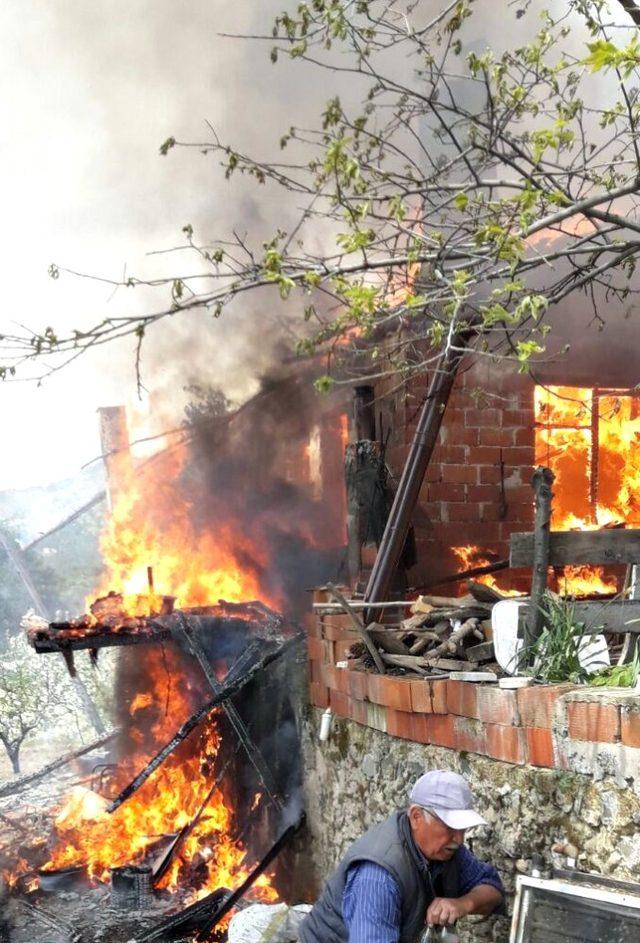 Havran’da dağ evi cayır cayır yandı