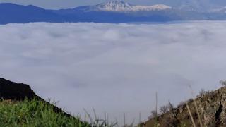 Bir mahalle sis denizinde kayboldu! Cep telefonuyla kaydetti