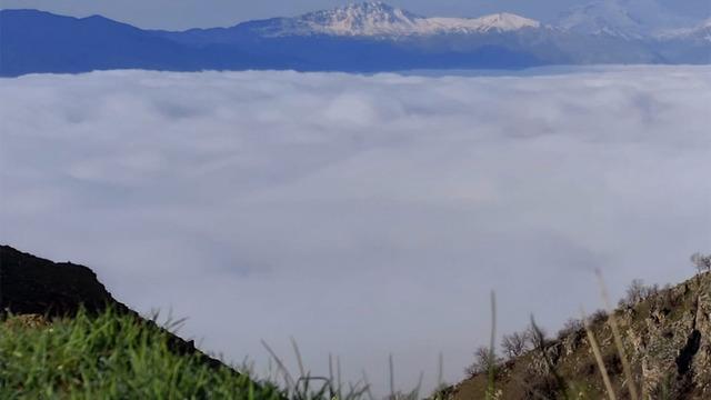 Bir mahalle sis denizinde kayboldu! Cep telefonuyla kaydetti