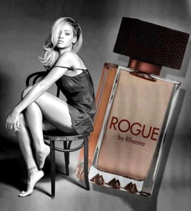 rihanna-rogue-parfum-pozları