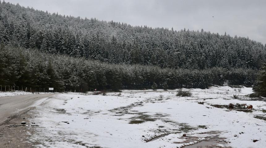 Bolu ve Karab&uuml;k'&uuml;n y&uuml;ksek kesimlerine ilkbaharın ortasında kar yağdı