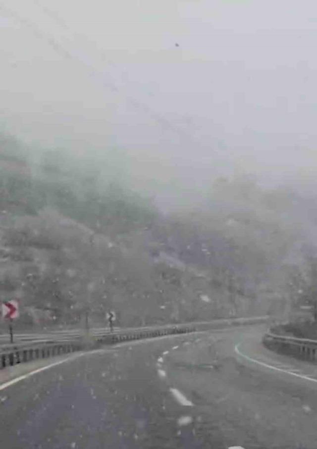 Karab&uuml;k-&Ccedil;erkeş kara yolunda kar yağışı başladı 1