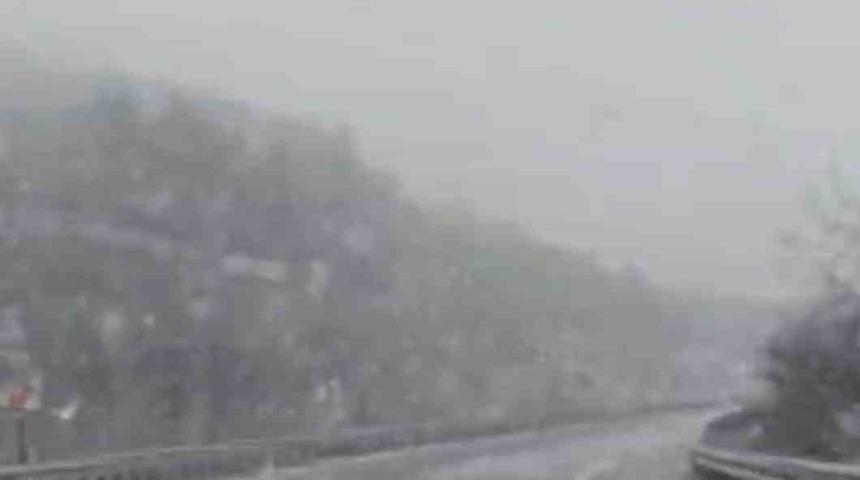 Karab&uuml;k-&Ccedil;erkeş kara yolunda kar yağışı başladı