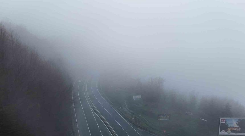 Bolu Dağı&rsquo;nda sis ve sağanak etkili oluyor