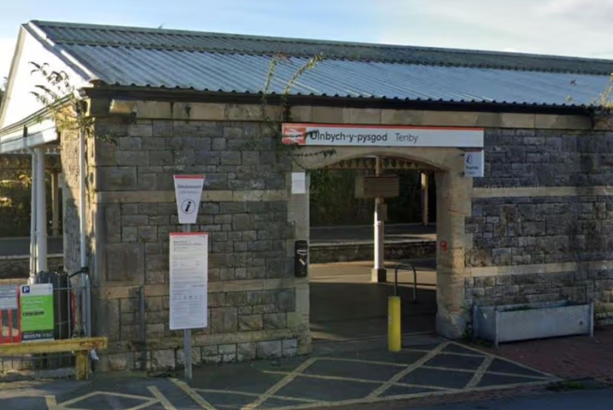 Galler&rsquo;de tren istasyonunda korkun&ccedil; kavga: 2 g&ouml;zaltı, 4 yaralı! 1