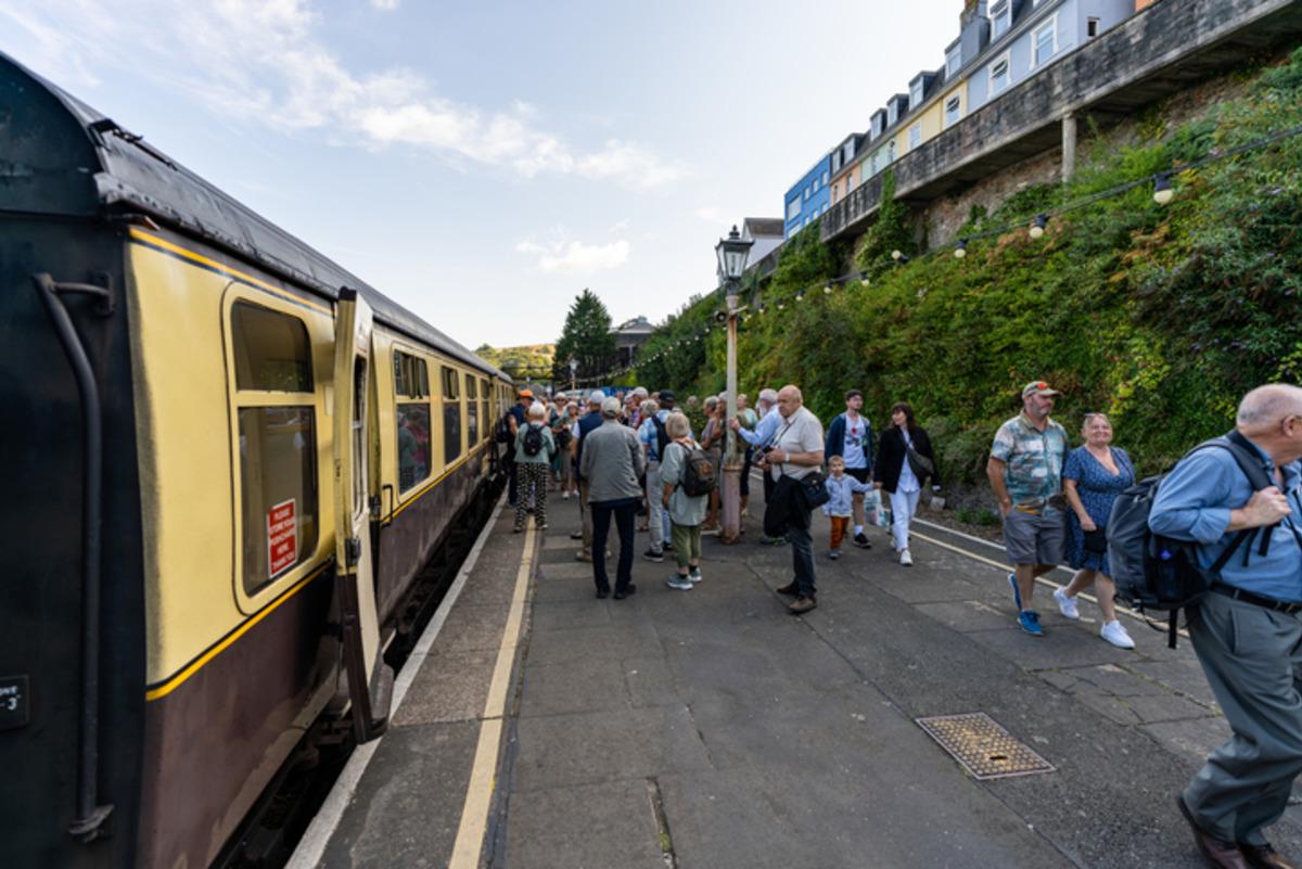 Galler&rsquo;de tren istasyonunda korkun&ccedil; kavga: 2 g&ouml;zaltı, 4 yaralı! 2
