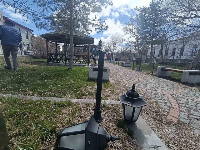 Kars’ta Valilik Parkı’nın ışıklandırma lambaları kırıldı 1