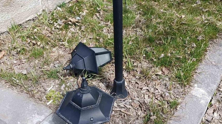 Kars&rsquo;ta Valilik Parkı&rsquo;nın ışıklandırma lambaları kırıldı