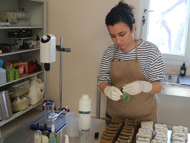 Yazılımcıydı işi bırakıp memleketine d&ouml;nd&uuml;! Şimdi ise aromatik bitkiler &uuml;retiyor