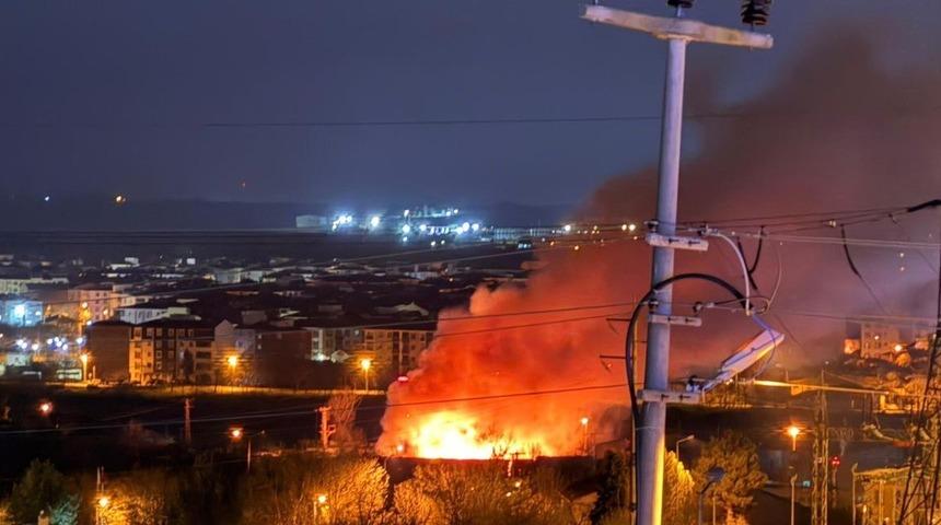 L&uuml;leburgaz&rsquo;da korkutan yangın