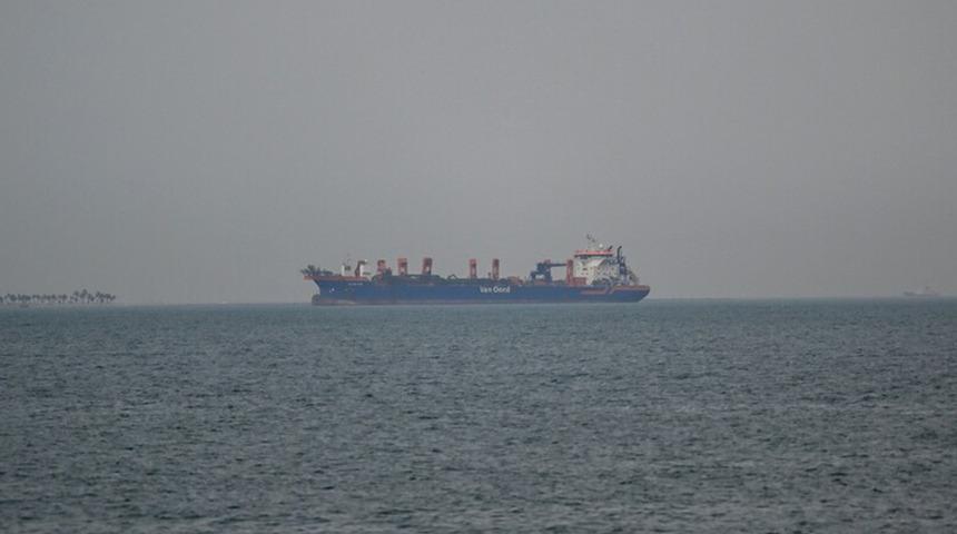 ABD-İran ateşkesi sonrası H&uuml;rm&uuml;z Boğazı'ndan ilk gemiler ge&ccedil;ti