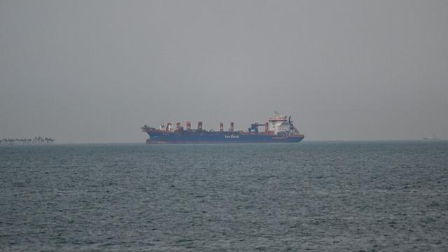 ABD-İran ateşkesi sonrası Hürmüz Boğazı'ndan ilk gemiler geçti