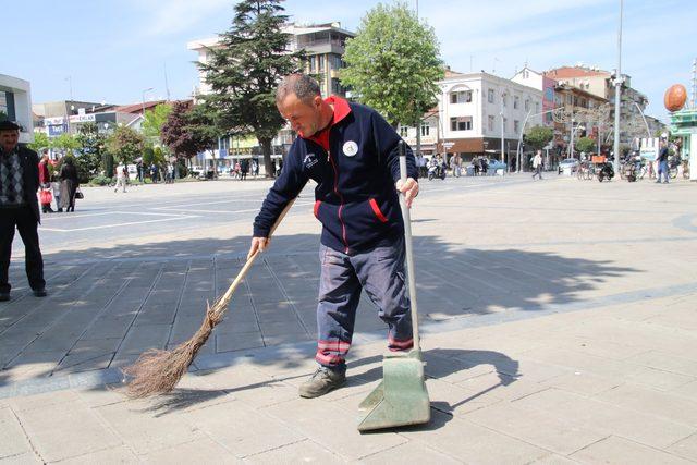 Temizlik işçisi bulduğu altın ve para dolu çantayı polise teslim etti