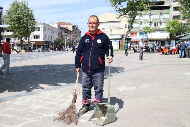 Temizlik işçisi bulduğu altın ve para dolu çantayı polise teslim etti