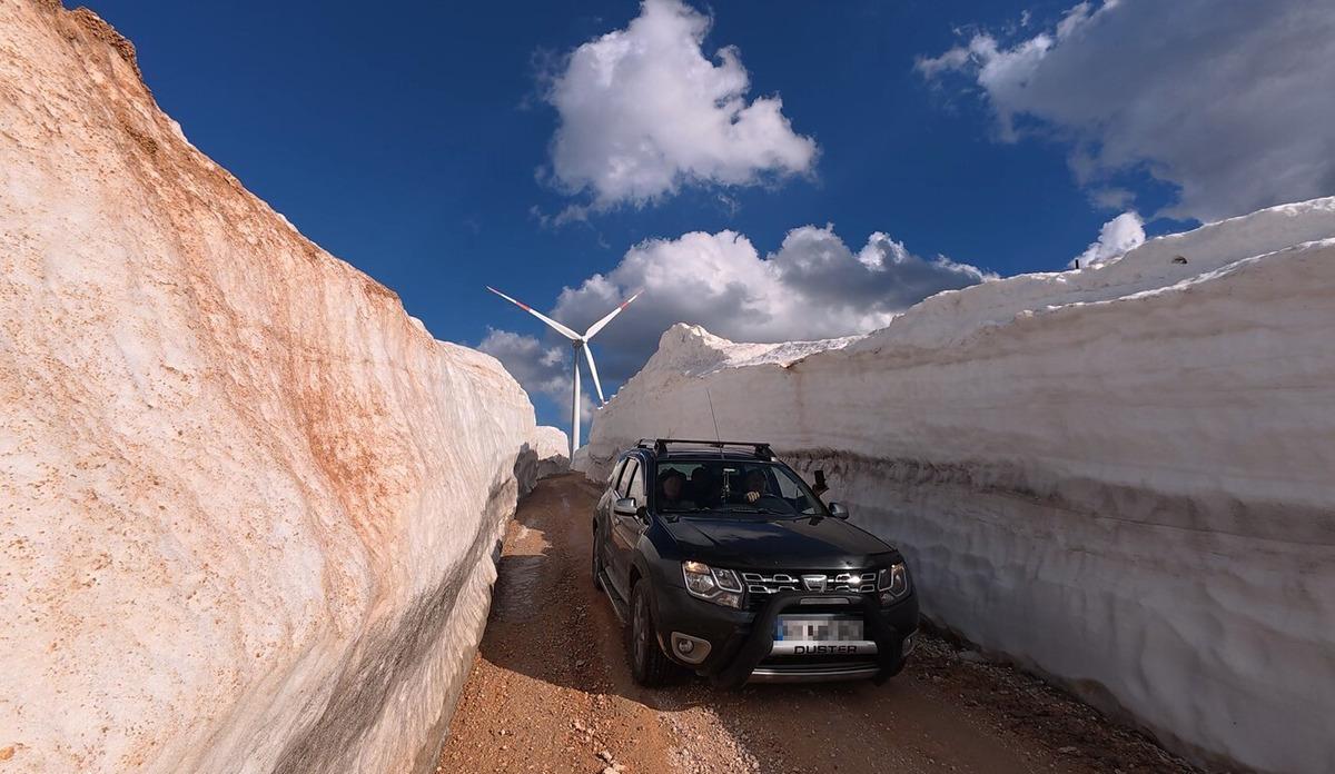 Bu g&ouml;r&uuml;nt&uuml;ler Tokat&rsquo;tan! 6 metreyi bulan kar duvarları şaşkına &ccedil;evirdi 1