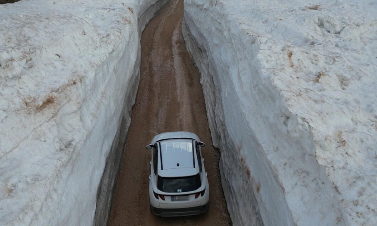 Bu g&ouml;r&uuml;nt&uuml;ler Tokat&rsquo;tan! 6 metreyi bulan kar duvarları şaşkına &ccedil;evirdi 2