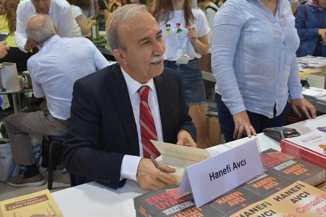 Hanefi Avcı, kitap imzaladı, g&uuml;ndemi yorumladı 1