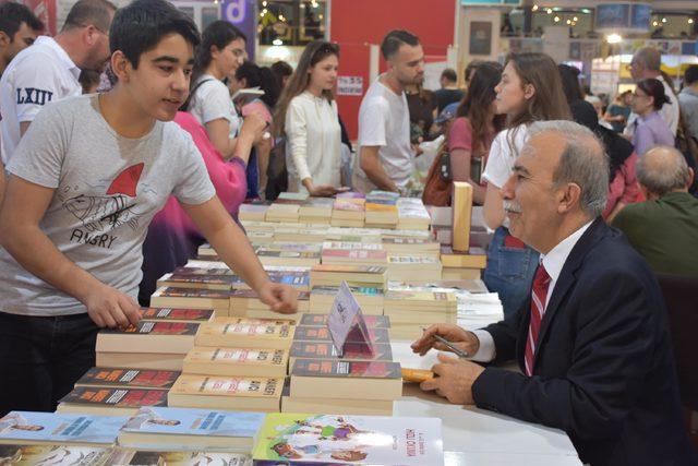 Hanefi Avcı, kitap imzaladı, g&uuml;ndemi yorumladı 2