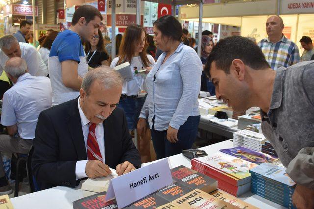 Hanefi Avcı, kitap imzaladı, g&uuml;ndemi yorumladı 3