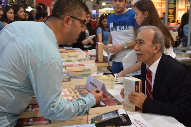 Hanefi Avcı, kitap imzaladı, g&uuml;ndemi yorumladı 4