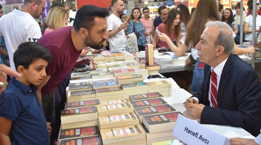 Hanefi Avcı, kitap imzaladı, g&uuml;ndemi yorumladı