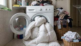 Bir t&uuml;rl&uuml; &ccedil;amaşır makinesine sığmayan yorganları yıkamanın en pratik yolu