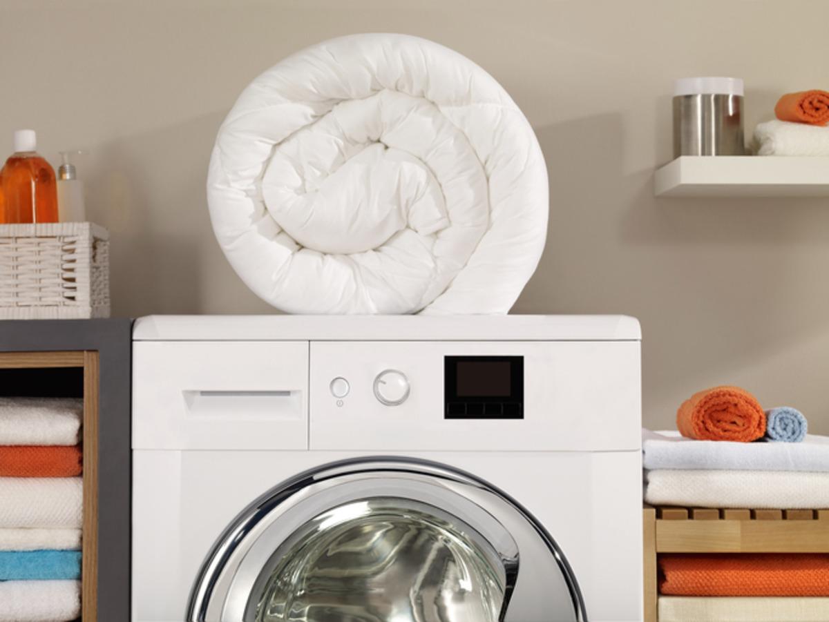 Bir türlü çamaşır makinesine sığmayan yorganları yıkamanın en pratik yolu 1
