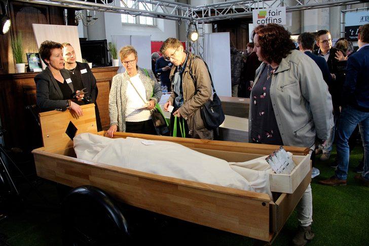 En yeni trendler, son model tabutlar... Buyurun cenaze fuarına! G1