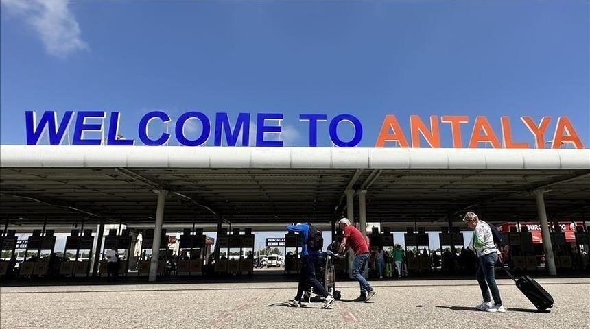 Antalya Havalimanı yılın ilk &ccedil;eyreğinde 3 milyondan fazla yolcuya hizmet verdi