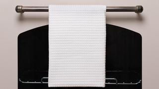 Son dakika: Mutfak havlularını fırın kapağına asmadan &ouml;nce bir kez daha d&uuml;ş&uuml;n&uuml;n!